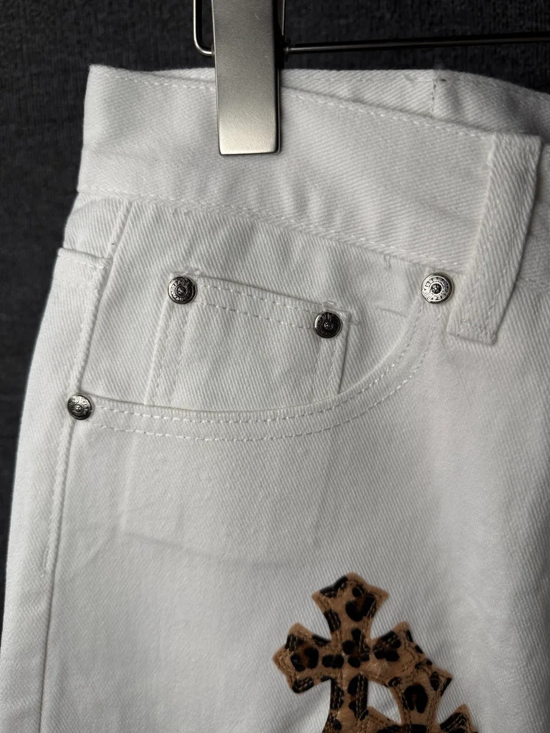 P230 💰 (Top version) Chrome Hearts/Chrome Hearts Classic white leopard print series colored leather cross washed color fabric unisex denim trousers Vibe style straight stacked god-level version Carbon fine bias denim color fabric Old vintage full set of hardware - Chrome Hearts white cow series The high version uses high-ounce custom fabrics, fermentation washing and soft color fixation, soft and thick to wear. The details are all made by hand-polished craftsmanship. Full-print jacquard fabric Unique design style. Through multiple processes to create a full retro feel. Unique niche non-contrast shirt. Customized distressed spray-painted buttons. Craftsmanship in every detail. Color: white leopard print. Size: 28-30-32-34 (corresponding to S-M-L-XL).